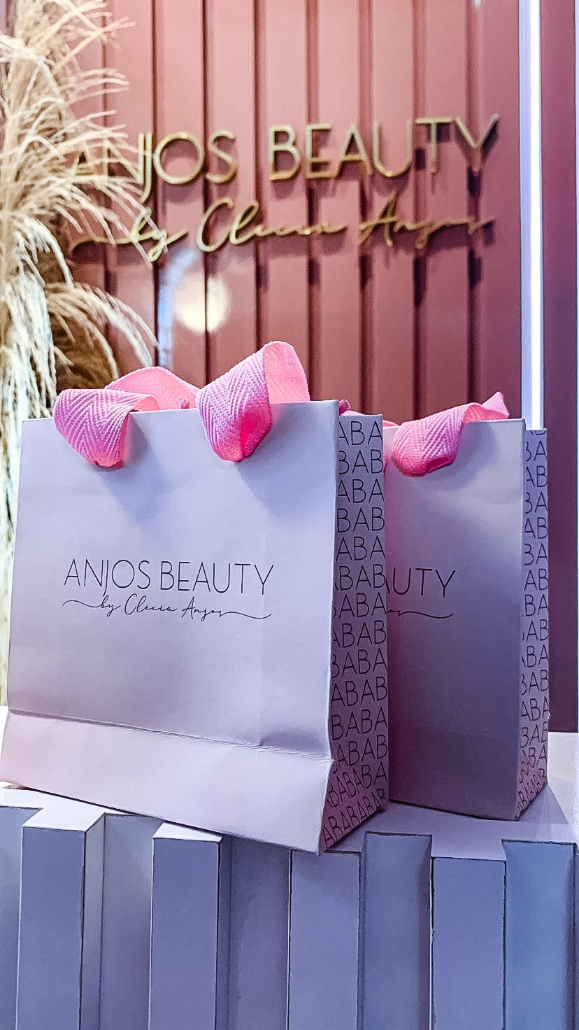 Materiais de estética organizados sobre bancada.