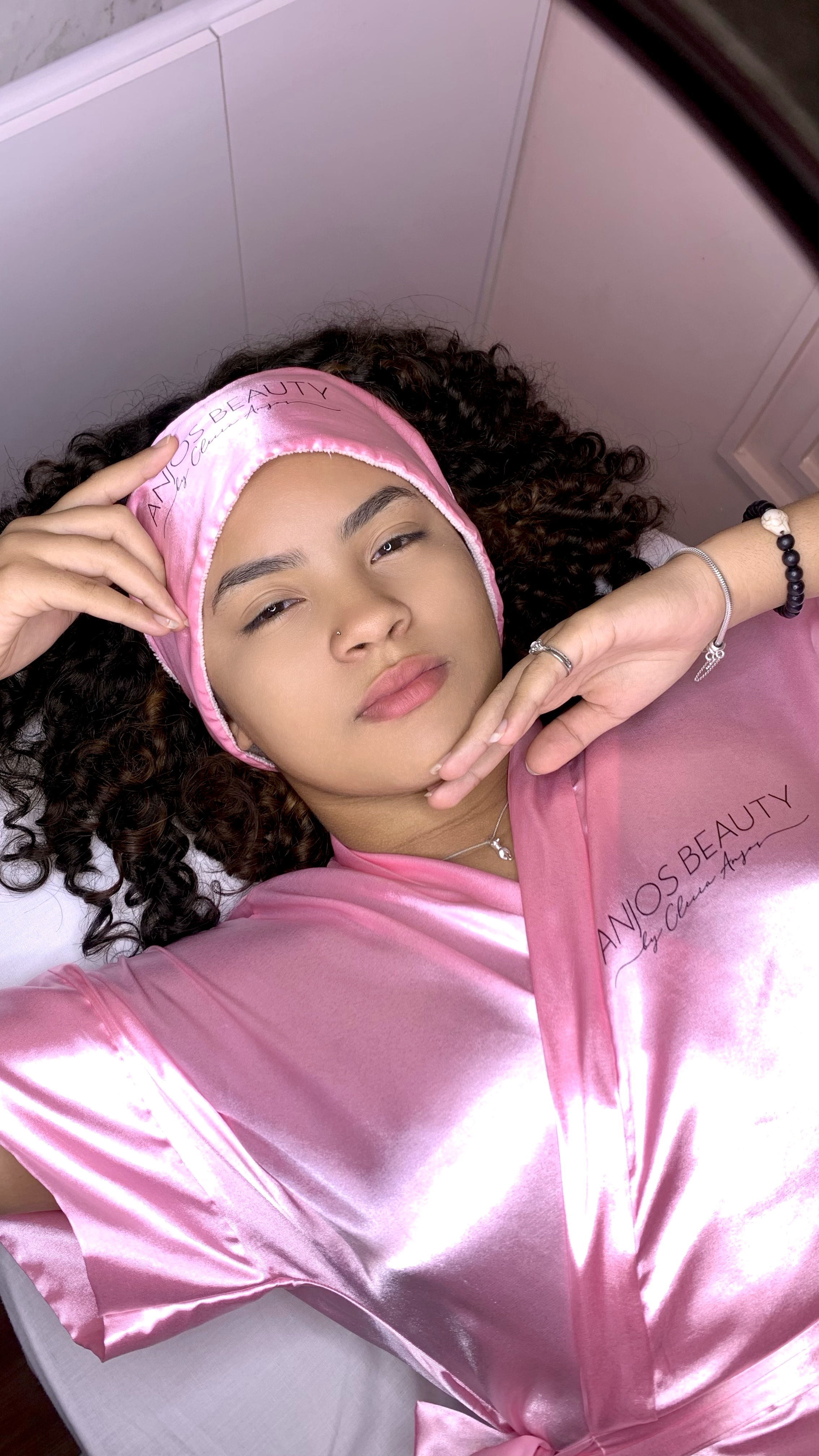 Ambiente de estética acolhedor com maca de massagem e iluminação suave.